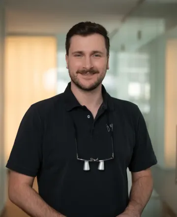 Dennis Karrenbauer in der Zahnarztpraxis in Saarbrücken