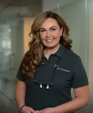 Britta Karrenbauer in der Zahnarztpraxis in Saarbrücken