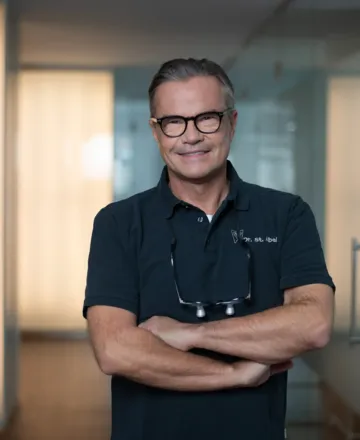 Dr. Steffen Abel in der Zahnarztpraxis in Saarbrücken